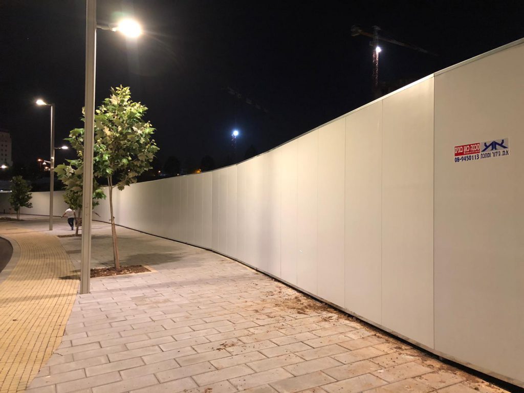 א.מ גידור ומתכת מספקים פתרונות גידור מתקדמים: גדרות מתכת, גדר רשת, איסכורית, גדר מדברת ומעקות ביטחון. שירות מהיר ומקצועי לכל סוגי הגדרות.